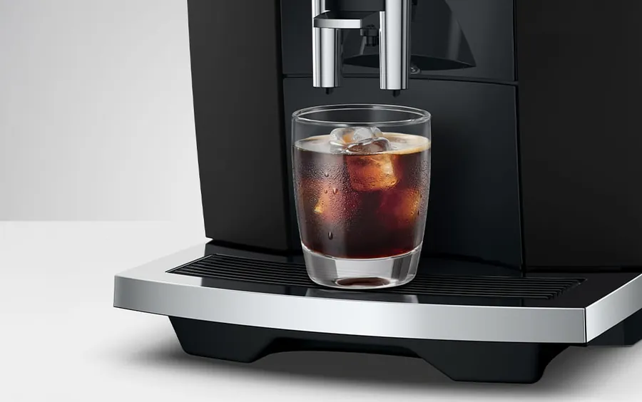 Intense Cold Brew de la JURA S10: un vaso con cubitos de hielo bajo la salida