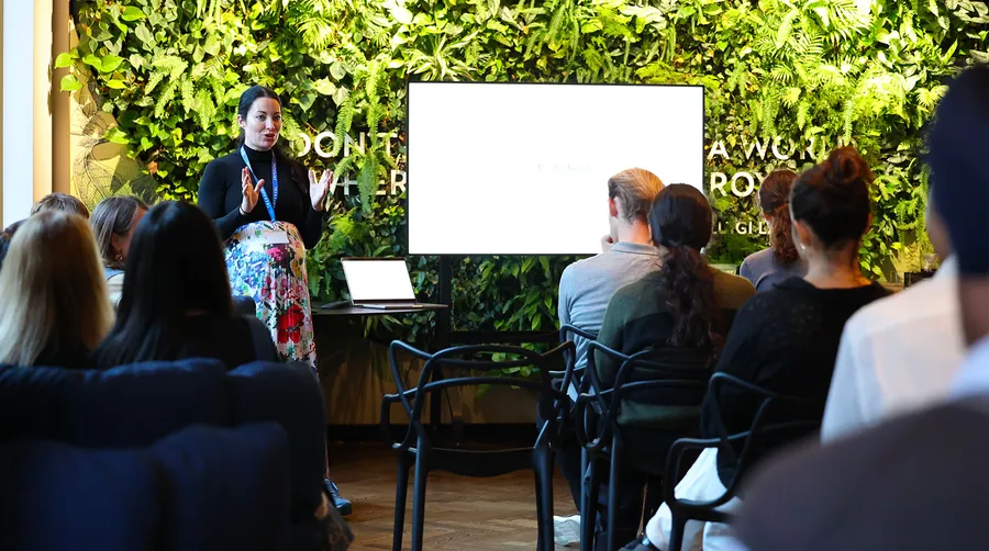 Charla ante los participantes del hackathon Rainbow Studio de Lavazza